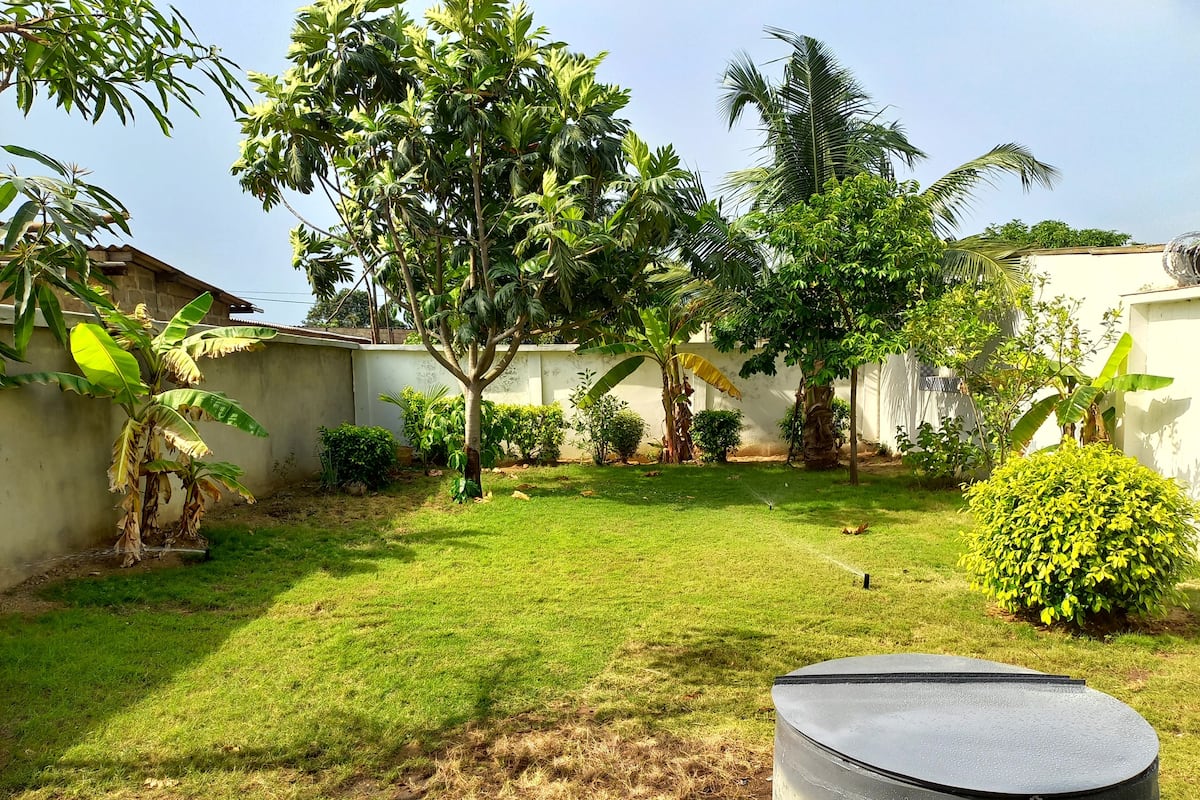 Großer Garten mit Fruchtbäumen und frischer Luft