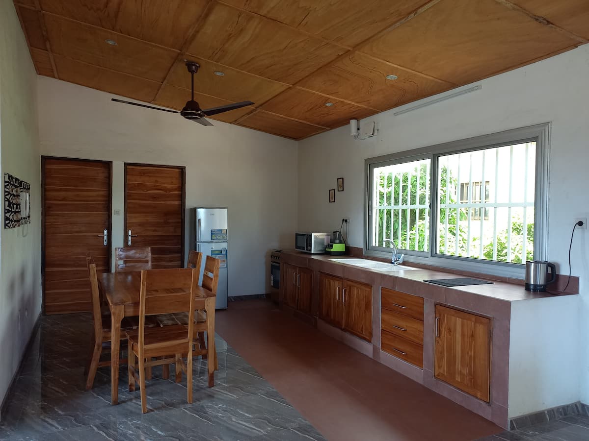 Voll ausgestattete Küche mit Edelstahlgeräten