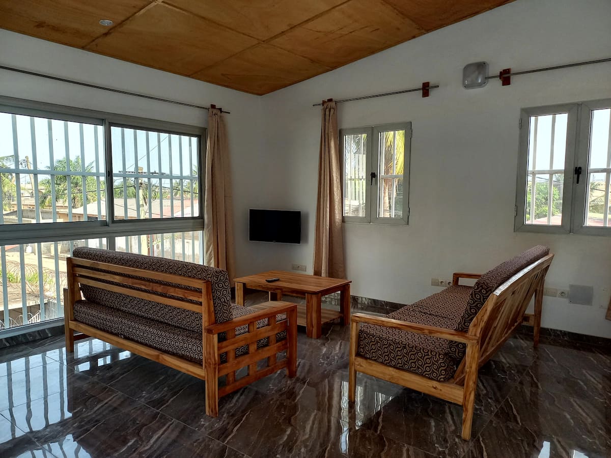 Geräumiges Wohnzimmer mit Smart TV und Blick in den Garten